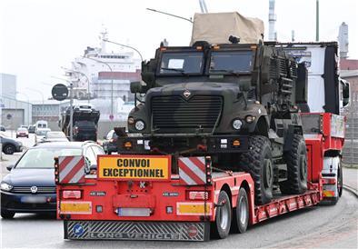 Auf Tiefladern werden die Militärfahrzeuge aus dem Hafen abtransportiert- vermutlich zum US-Stützpunkt in Mannheim.