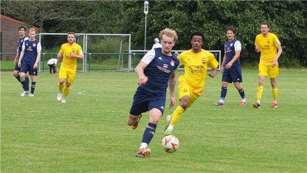 Zwei Fußballer kämpfen um den Ball.