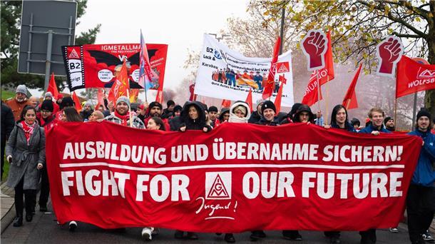 VW-Tarifrunde: Mehr als 6.000 protestieren in Wolfsburg Auf Transparenten fordern sie den Erhalt aller Standorte und der Übernahmegarantie für Auszubildende.