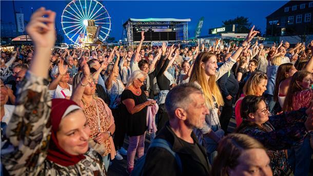 Maritime Tage in Bremerhaven: An den Bühnen wird gefeiert - die besten Party-Fotos Auf und vor der Radio Bremen-Bühne geht es am Freitag richtig ab.