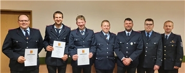 Auf unserem Bild sind die beförderten und geehrten Mitglieder der Wiersdorfer Feuerwehr zu sehen.