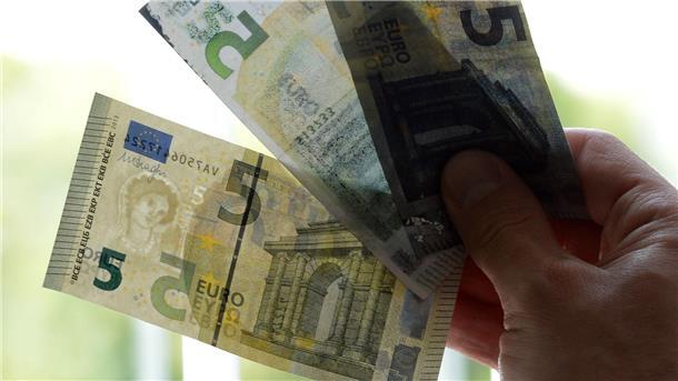 Falschgeld mit den Sinnen erkennen Auf Unterschiede achten: Das Wasserzeichen links im Schein ist deutlich zu erkennen. Bei dem gefälschten Geldschein in der Mitte fehlt es.