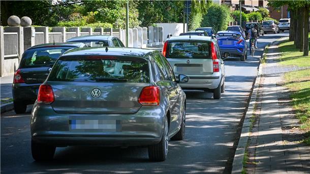 Auf vielen Straßen Bremerhavens ist nicht genug Platz, Radfahrer im vorgeschriebenen Abstand zu überholen. Deswegen müssen Autofahrer geduldig dahinter bleiben wie hier auf der Hartwigstraße.