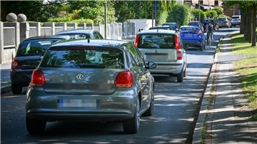 Auf vielen Straßen Bremerhavens ist nicht genug Platz, Radfahrer im vorgeschriebenen Abstand zu überholen. Deswegen müssen Autofahrer geduldig dahinter bleiben wie hier auf der Hartwigstraße.