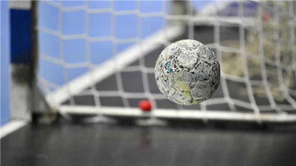 Ein Handball springt vom Boden auf