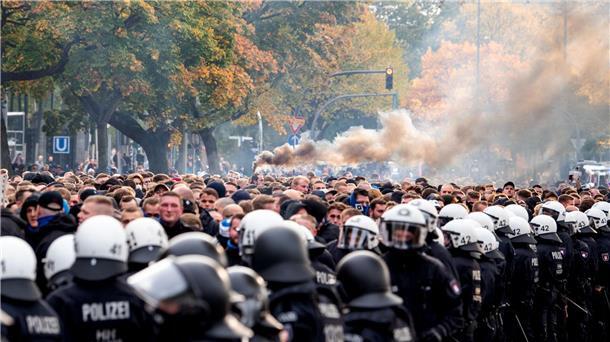 Stadionverbote für Fans: Klare Kante statt Flickenteppich? Aufeinandertreffen von Polizei und Fans bei einem Fußballspiel (Archivbild)