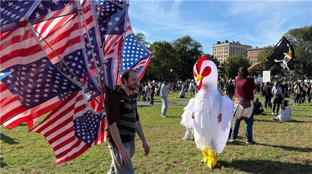 „No Kings“: Massenproteste gegen Trump in den USA Auffällig in vielen Städten, wie hier in Boston: aufblasbare Kostüme.