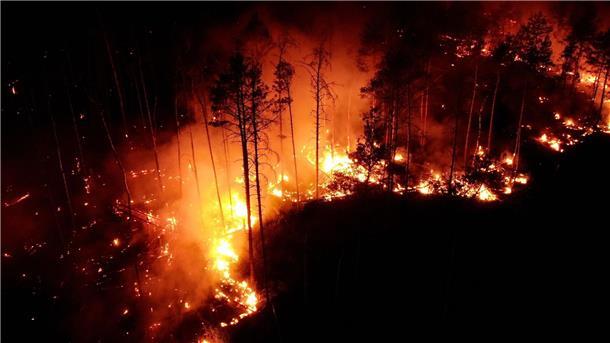Waldbrand bei Jüterbog: „Wir lassen es kontrolliert brennen“ Auffrischender Wind hat den Waldbrand bei Jüterbog südlich von Berlin angefacht und die betroffene Fläche auf 326 Hektar mehr als verdoppelt.