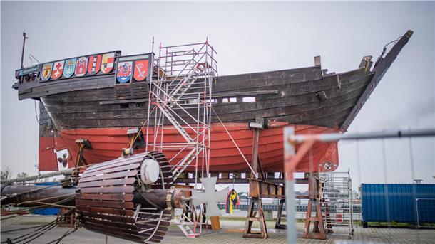 Aufgebockt steht die Kogge im Fischereihafen und wartet auf ihre Reparatur. Die Vereinsmitglieder bauen schon die Inneneinrichtung aus. 