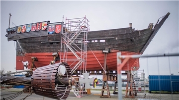 Aufgebockt steht die Kogge im Fischereihafen und wartet auf ihre Reparatur. Die Vereinsmitglieder bauen schon die Inneneinrichtung aus. 