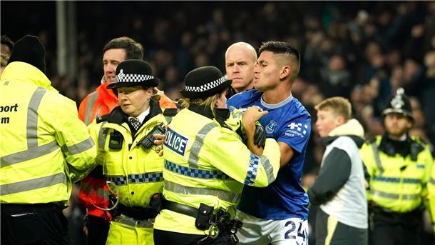 Slot sieht Rot: Vier Platzverweise im Liverpool-Derby Aufgeheizte Stimmung am Endes des Derbys.
