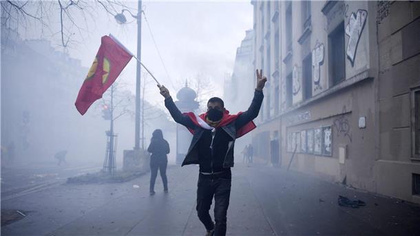 Aufgeheizte Stimmung: Nach den tödlichen Schüssen in einem kurdischen Gemeindezentrum sind den zweiten Tag infolge Menschen in Paris auf die Straße gegangen.