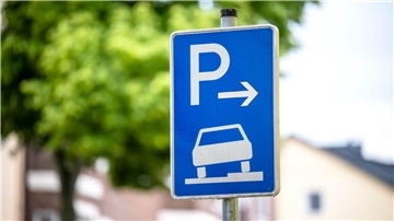 Aufgesetztes Parken auf Bürgersteigen wird in einigen Städten auch ohne Erlaubnis geduldet.
