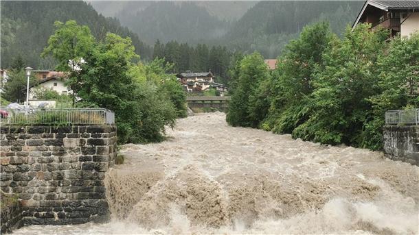 Aufgrund des Dauerregens ist der Fluss Ziller im Tiroler Zillertal stark angestiegen.