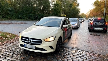 Ein Taxi. 