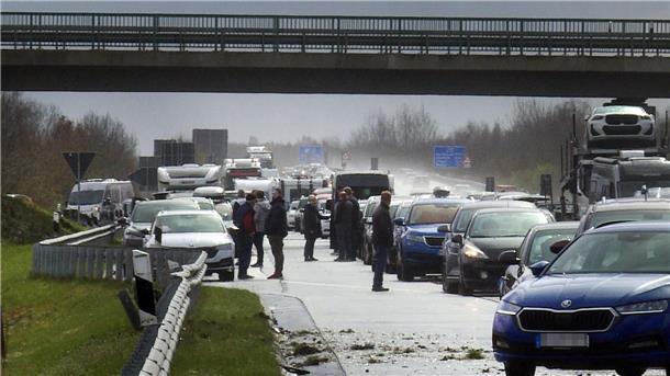 Hagelschauer: Mehrere Unfälle auf eisglatter A31 Aufgrund eines Hagelschauers mit Starkregen hat es auf der Autobahn 31 in Niedersachsen zeitgleich mehrere Unfälle gegeben.