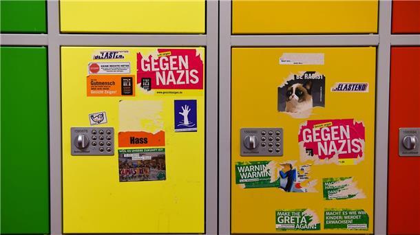 Aufkleber, unter anderem mit politischen Botschaften gegen Rechtsextremismus, beschmücken Schließfächer an einer Oberschule.