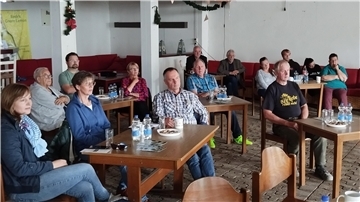 Aufmerksam verfolgen Besucher der Infoveranstaltung, was die Planer in Tossens umsetzen möchten.