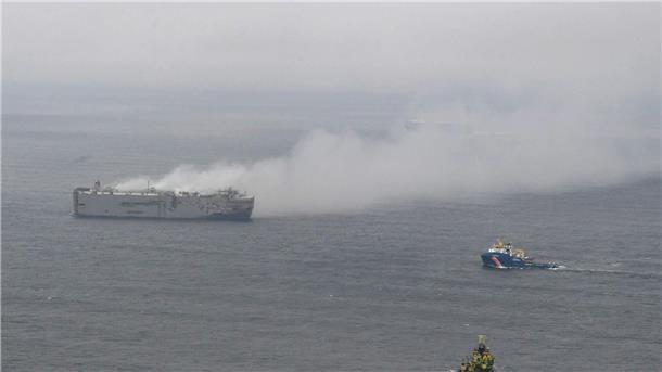 Aufnahme aus einem Flugzeug der niederländischen Küstenwache: dicke Rauchwolken steigen aus dem Autofrachter „Fremantle Highway“ in der Nordsee auf.