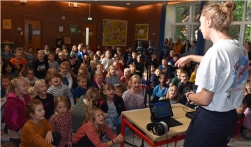 Die Kinder der Grundschule Bokel nehmen ihren neuen Schulsong auf. 