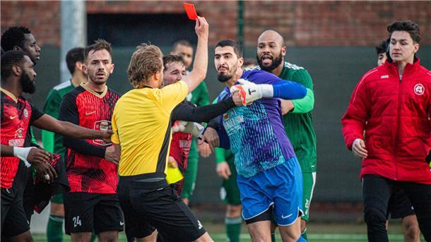 Aufruhr in der Schlussphase: Spartas Torhüter Mohand Said Lemmou sieht die Gelb-Rote Karte. 