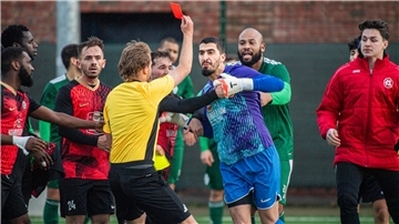 Aufruhr in der Schlussphase: Spartas Torhüter Mohand Said Lemmou sieht die Gelb-Rote Karte. 