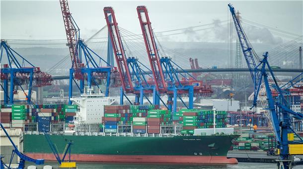 Aufschwung im Hamburger Hafen - auch auf Kosten Bremerhavens.