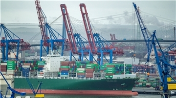 Aufschwung im Hamburger Hafen - auch auf Kosten Bremerhavens.