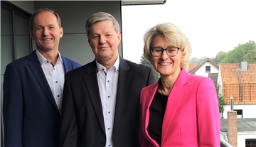 Aufsichtsratsvorsitzender Hans Conze-Wichmann (links) und die Vorstände Gerd Borchardt und Christiane Thürlings wissen, dass 2021 ein gutes Jahr für Raiffeisenbank Wesermarsch-Süd war.
