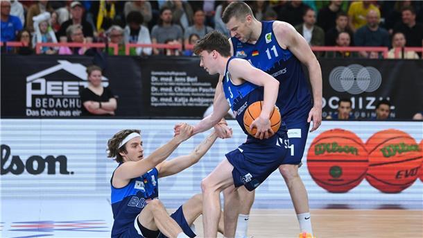 Aufstehen, wenn man am Boden liegt. Das zeichnet die Eisbären in dieser Saison aus. Hier helfen Matt Frierson (Mitte) und Robert Oehle ihrem Mitspieler Lennard Larysz auf die Beine.