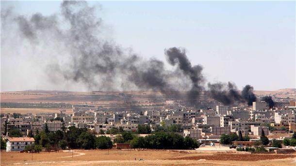Trotz Beben: Türkischer Angriff in Syrien Aufsteigender Rauch nach einem Angriff in Kobane (Archivbild).