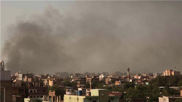 Keine Einigung auf Waffenruhe im Sudan Aufstgeigender Rauch nach schwerem Artilleriefeuer in Sudans Hauptstadt Khartum (Archivbild).