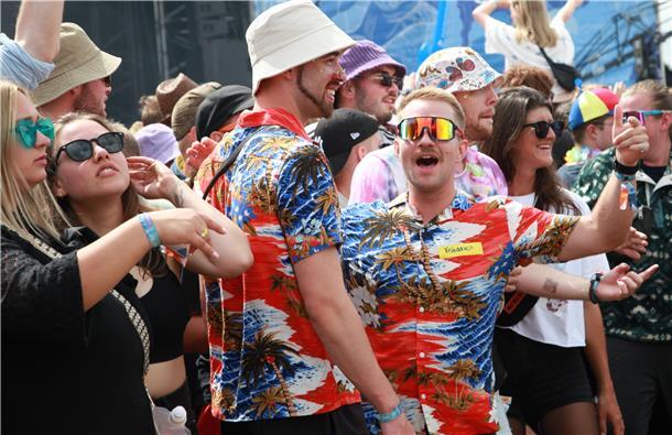 Deichbrand 2023: Magische Momente auf und vor den BÜHNEN (Fotos) Auftakt am Samstag: Zur späten Vormittagsstunde feiern Fans die durchgeknallte Schlager-Kunstfigur Alexander Marcus .