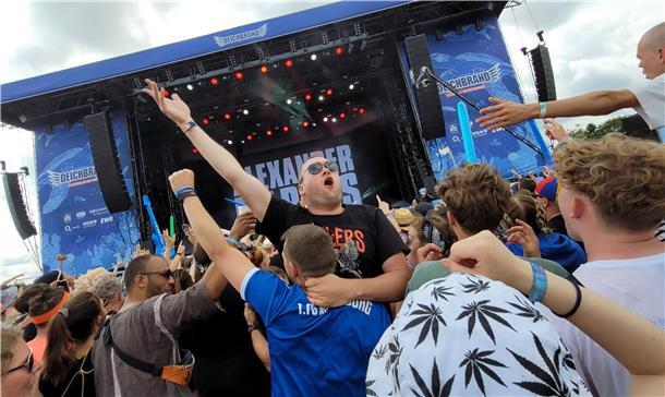 Deichbrand 2023: Magische Momente auf und vor den BÜHNEN (Fotos) Auftakt am Samstag: Zur späten Vormittagsstunde feiern Fans die durchgeknallte Schlager-Kunstfigur Alexander Marcus .