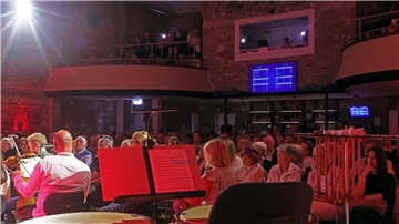 Auftakt der neuen Konzertreihe in den Stadtteilen: Das Philharmonische Orchester Bremerhaven musizierte unter Leitung von Generalmusikdirektor Marc Niemann im vollen Apollo-Saal in Geestemünde.
