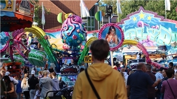 Auftakt zum Zevener Stadtzauber: Sonnenschein und milde Temperaturen ziehen am Freitag viele Besucher in die Fußgängerzone und in den benachbarten Stadtpark.