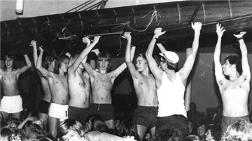 Auftritt bei der satirischen Nikolausfeier 1975 im NIG: Hamed El Diwany (rechts) und seine Schulkameraden schleppen ein Runderboot in den Saal - und sorgten mit ihren Darbietungen für Entzücken im versammelten Publikum.