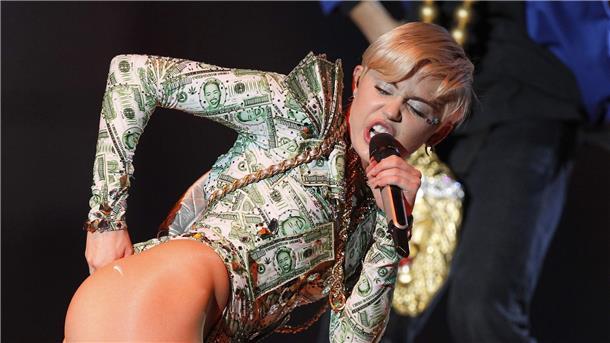Drei Jahrzehnte Party - Miley Cyrus wird 30 Auftritt von Miley Cyrus 2014 bei ihrer „Bangerz“-Tour.