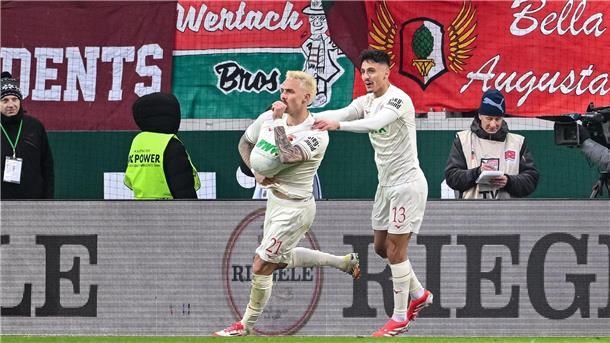 Augsburg schlägt Wolfsburg und rückt näher an Europacup ran Augsburg Philip Tietz jubelt nach seinem Tor.
