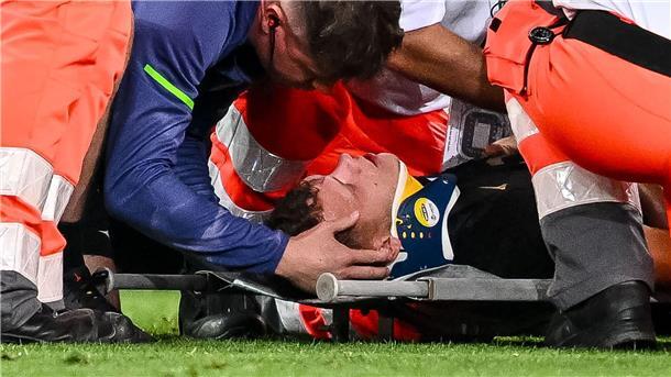 Nach heftigem Zusammenprall: Bayerns Boey entschuldigt sich Augsburgs Robin Fellhauer verletzte sich am Ende des Spiels gegen Bayern am Kopf.