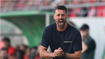 Augsburgs Trainer Sandro Wagner ist mit Leidenschaft bei seinem Debüt im Einsatz. 