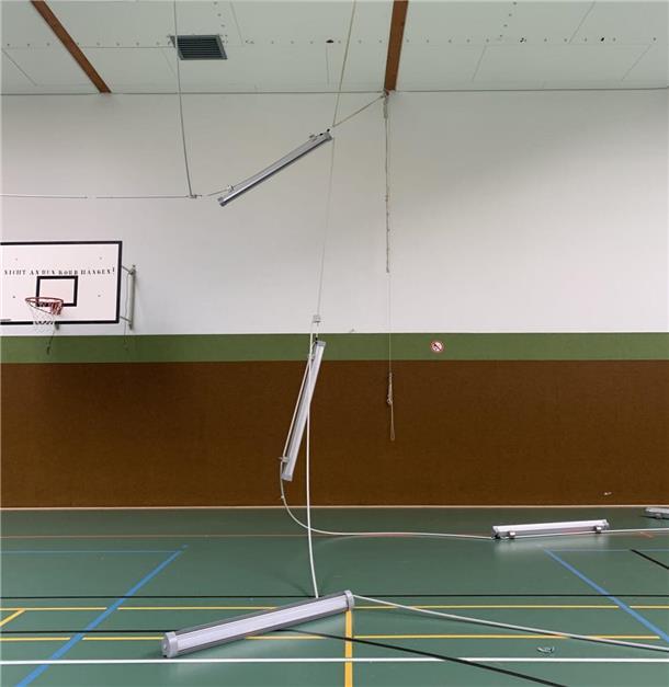 Hier besteht Lebensgefahr: Sporthalle Burhave bleibt auch weiterhin größtenteils gesperrt  Sporthalle Burhave, Lampen