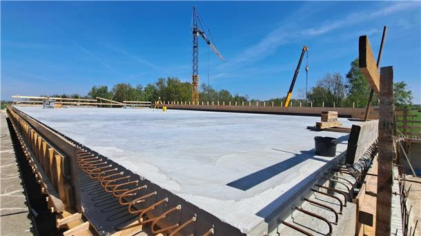 Aus 500 Kubikmetern Beton wurde der Überbau der A27-Brücke in Wulsdorf gegossen. 