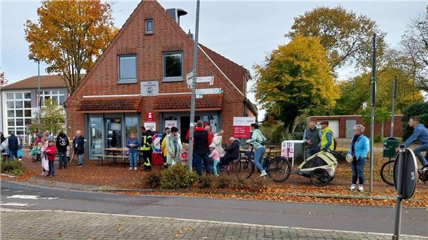 Aus Anlass des Herbstmarktes hat der Gnarrenburger Sozialverband zum Tag der offenen Tür geladen - organisiert von Helmut und Christa Neufeld, Lutz Logemann und Karin Schröder-Logemann. Die Kinder haben das Glücksrad gedreht und sich über kleine Geschenke gefreut und so die Wartezeit überbrückt. "Mit den Eltern oder älteren Besuchern kam man bei Kaffee, Keksen Tee ins Gespräch und konnte Infos über den SoVD mitgeben", freut sich Vorsitzende Karin Schröder-Logemann. Überall im Ort sah man die Kids oder Eltern mit roten Stofftaschen laufen - gefüllt mit Infos und gesammelten Bonbons.