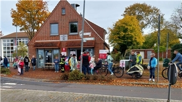 Aus Anlass des Herbstmarktes hat der Gnarrenburger Sozialverband zum Tag der offenen Tür geladen - organisiert von Helmut und Christa Neufeld, Lutz Logemann und Karin Schröder-Logemann. Die Kinder haben das Glücksrad gedreht und sich über kleine Geschenke gefreut und so die Wartezeit überbrückt. "Mit den Eltern oder älteren Besuchern kam man bei Kaffee, Keksen Tee ins Gespräch und konnte Infos über den SoVD mitgeben", freut sich Vorsitzende Karin Schröder-Logemann. Überall im Ort sah man die Kids oder Eltern mit roten Stofftaschen laufen - gefüllt mit Infos und gesammelten Bonbons.