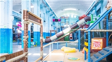 Aus dem ehemaligen Eiswerk in Bremerhaven wird ein Indoor-Freizzeitpark. Fröhliche Kinderstimmen werden künftig in der „Kidszone“ zu hören sein. Hier warten die unterschiedlichsten Spielgeräte darauf, endlich genutzt zu werden.