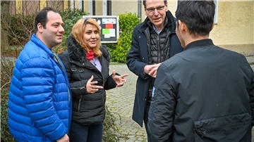Aus dem Iran sind Maria Sadeghi und ihr Mann Farsin (links) geflohen. Mit Mohammed (rechts) und Pastor Götz Weber sprechen sie über ihre Taufe. 