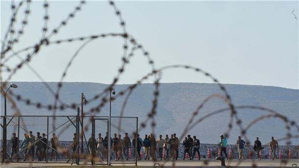 Athen will Migrationspolitik verschärfen Aus dem Mittelmeer gerettete Migranten, hier im griechischen Hafen von Lavrio.