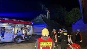 Aus dem Schornstein schlagen Funken.
