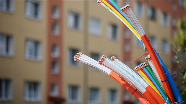 Jeder dritte deutsche Haushalt kann Glasfaser nutzen Aus dem Sockel eines Schaltschranks ragen Glasfaserkabel heraus. Beim Breitbandausbau sieht die Lage inzwischen deutlich besser aus als noch vor zwei Jahren.